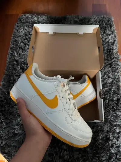 Zapatillas blancas y amarillas - miniatura 1