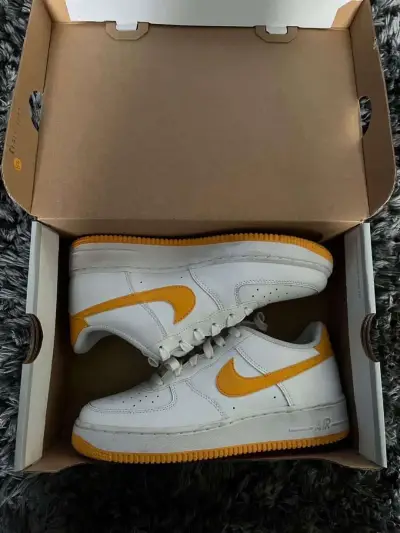 Zapatillas blancas y amarillas - miniatura 4
