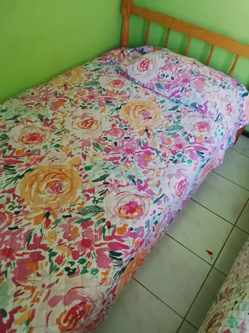 Cama individual con colcha floral