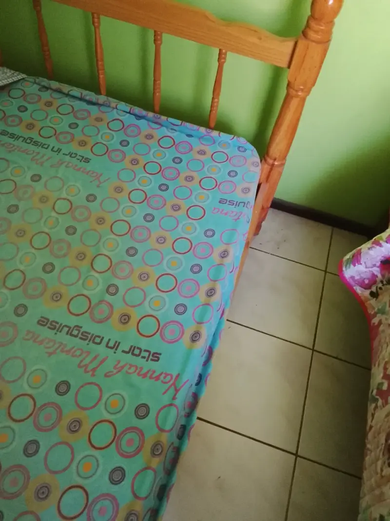 Cama individual con colcha floral - 2