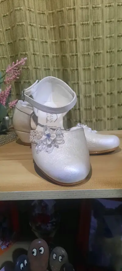 Zapatos blancos con adorno floral - miniatura 1