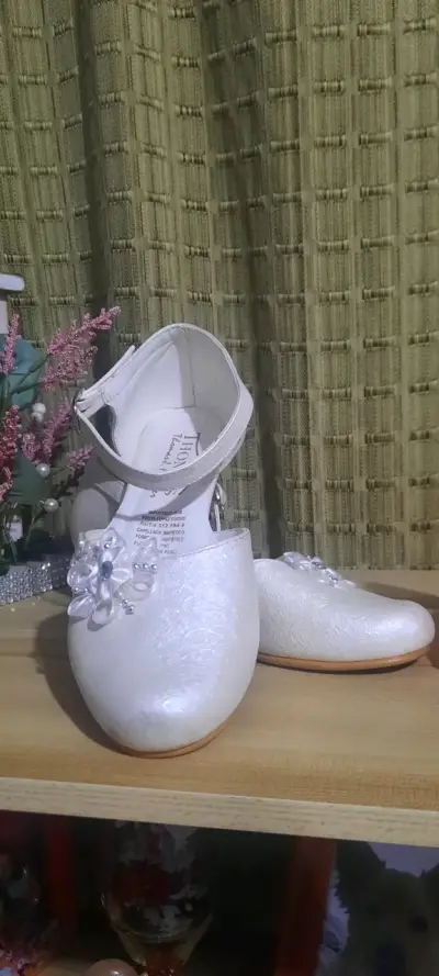 Zapatos blancos con adorno floral - miniatura 2