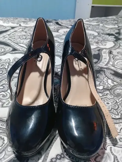 Zapatos negros charol con correa - miniatura 1