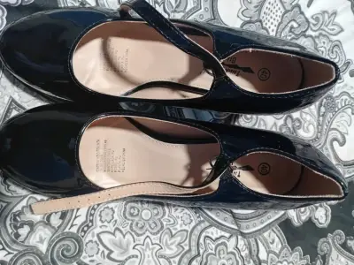 Zapatos negros charol con correa - miniatura 2