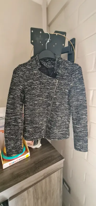 Chaqueta negra IO estilo casual - miniatura 3