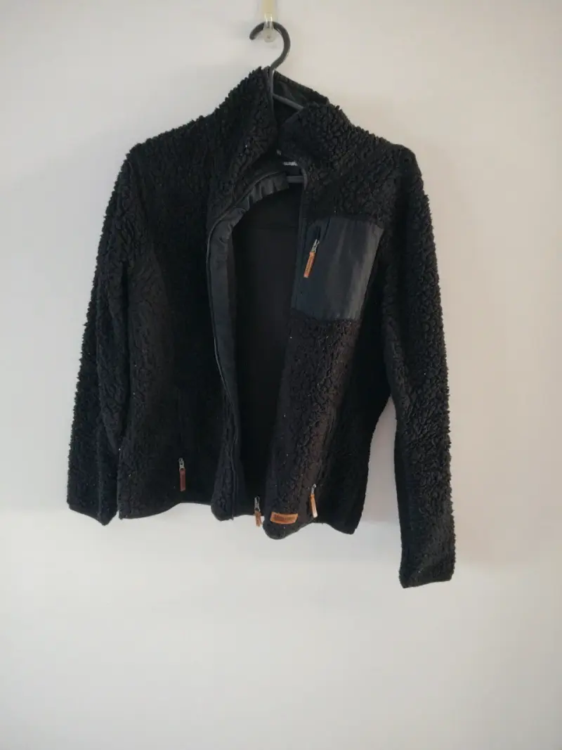 Chaqueta polar negra con cierre