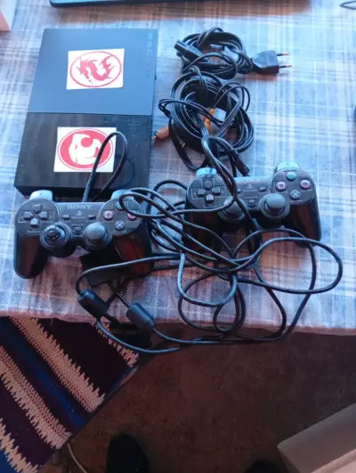 Consola Sony PlayStation 2 y controles - miniatura 1
