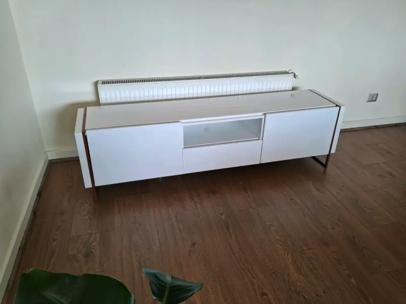 Mueble bajo moderno blanco