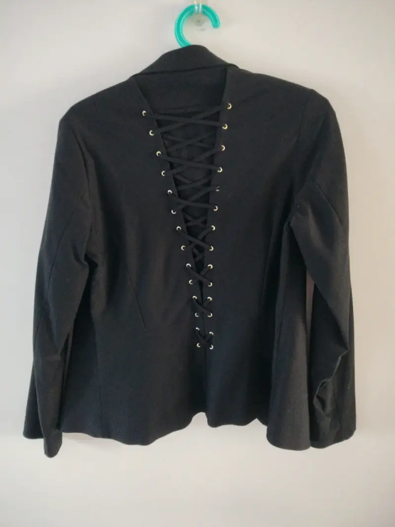 Chaqueta negra con diseño trenzado