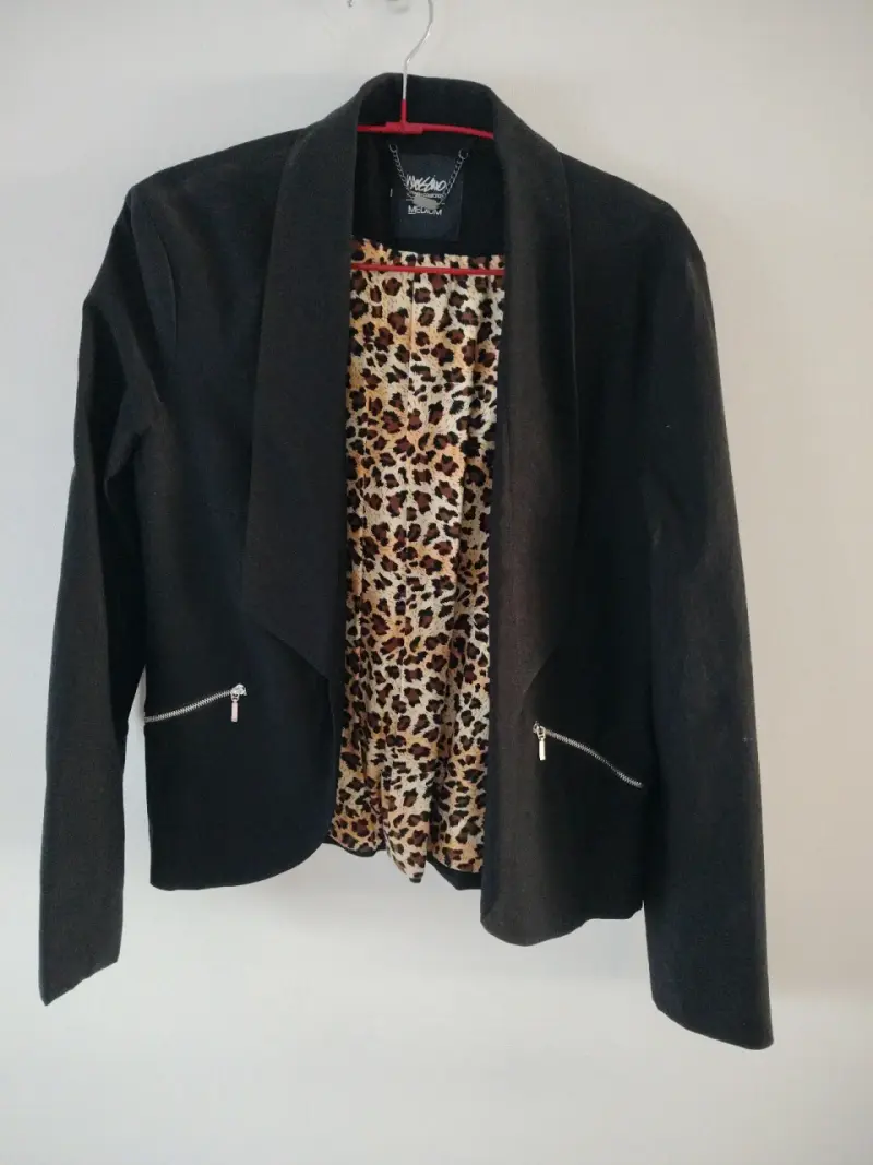 Blazer negro con forro animal print