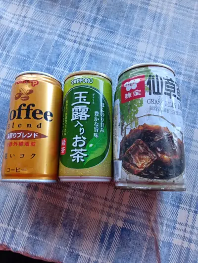 Latas de bebidas japonesas variadas - miniatura 1