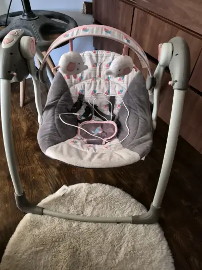 Columpio para bebé elcectrico con móvil - miniatura 1