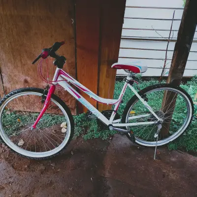 Bicicleta urbana blanca y roja - miniatura 1