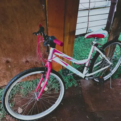 Bicicleta urbana blanca y roja - miniatura 2