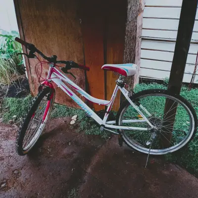 Bicicleta urbana blanca y roja - miniatura 4