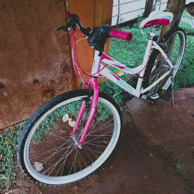Bicicleta urbana blanca y roja - miniatura 5