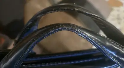 Cartera negra de cuero acolchado - miniatura 3