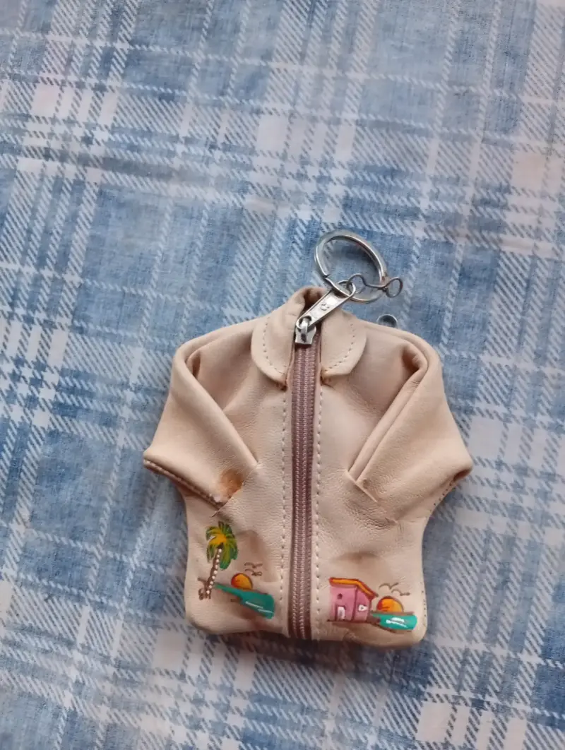 Llavero chaqueta artesanal beige