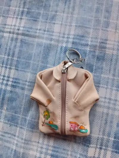 Llavero chaqueta artesanal beige - miniatura 1