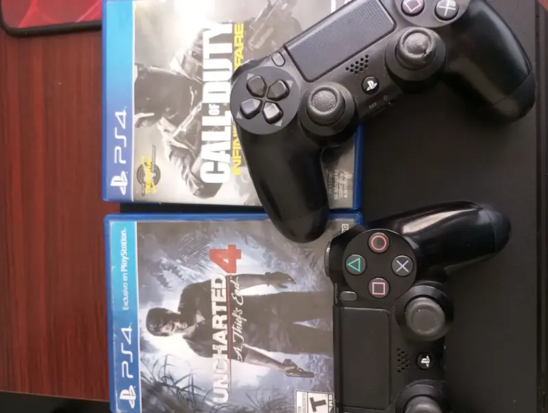 Consola PS4 con juegos