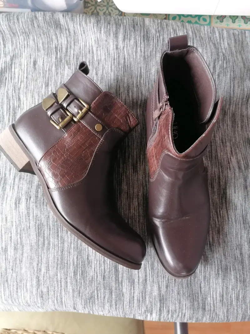 Botines marrones con hebillas - 1