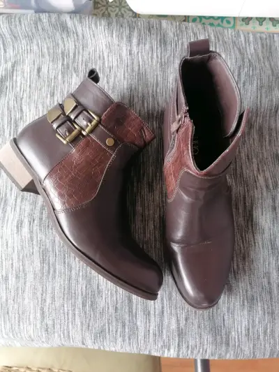 Botines marrones con hebillas - miniatura 1