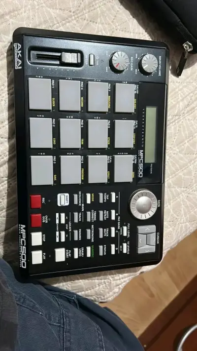 Beat machine Akai MPC500 - miniatura 1