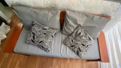 Sofá cama de madera con cojines - miniatura 1