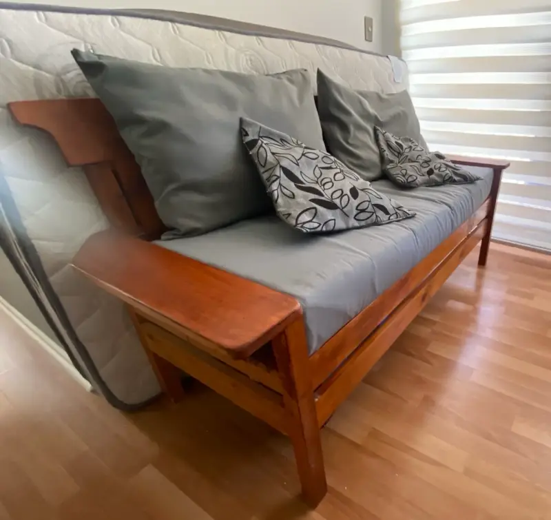 Sofá cama de madera con cojines - 2