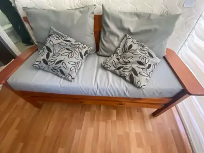 Sofá cama de madera con cojines - miniatura 3