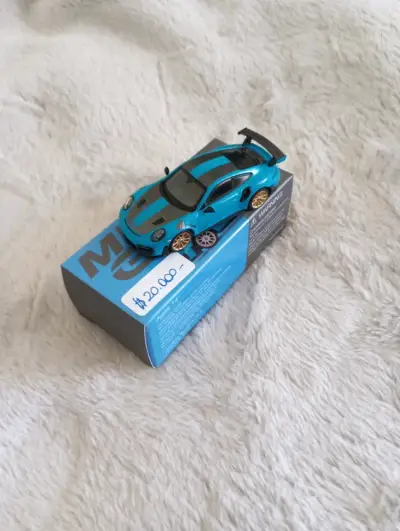 Auto de juguete azul y negro - miniatura 1