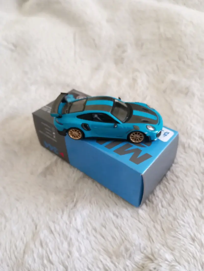 Auto de juguete azul y negro - 2