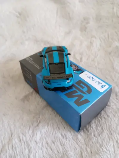Auto de juguete azul y negro - miniatura 3