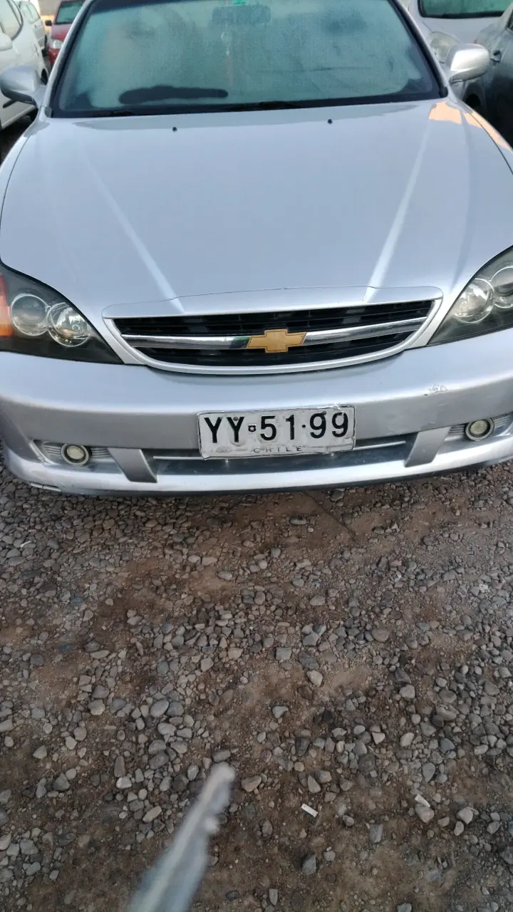 Auto Chevrolet plateado - 1