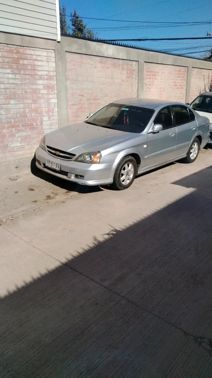 Auto Chevrolet plateado - 2