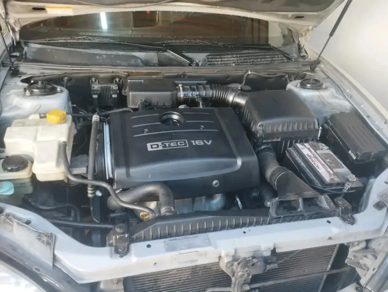 Auto Chevrolet plateado - 3