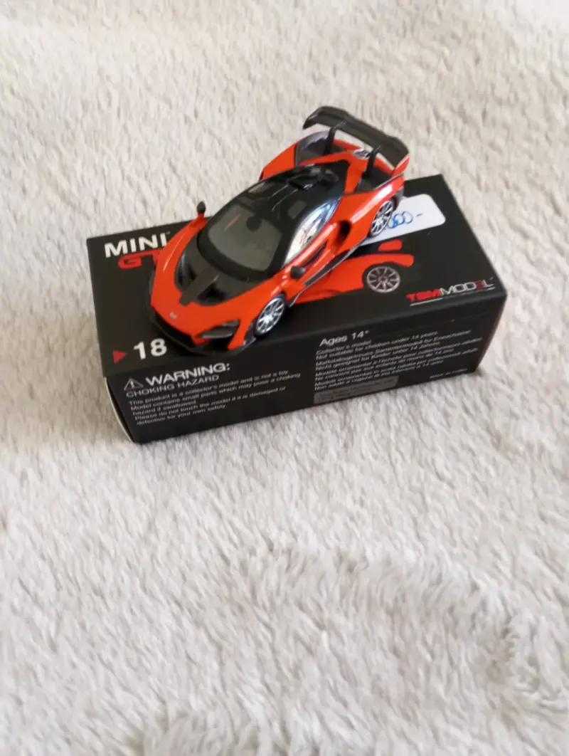 Auto a escala McLaren rojo