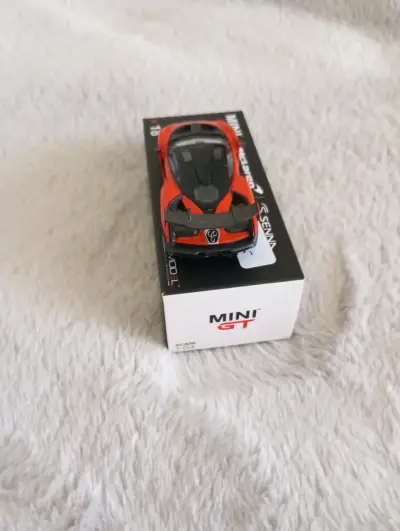 Auto a escala McLaren rojo - miniatura 3