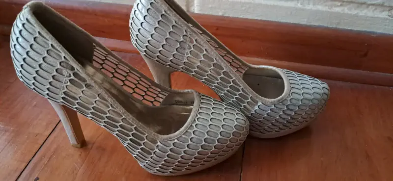 Tacones plateados con diseño - 1