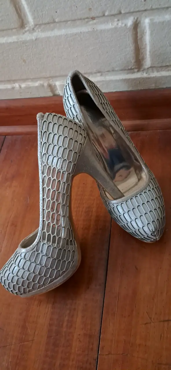 Tacones plateados con diseño - 2