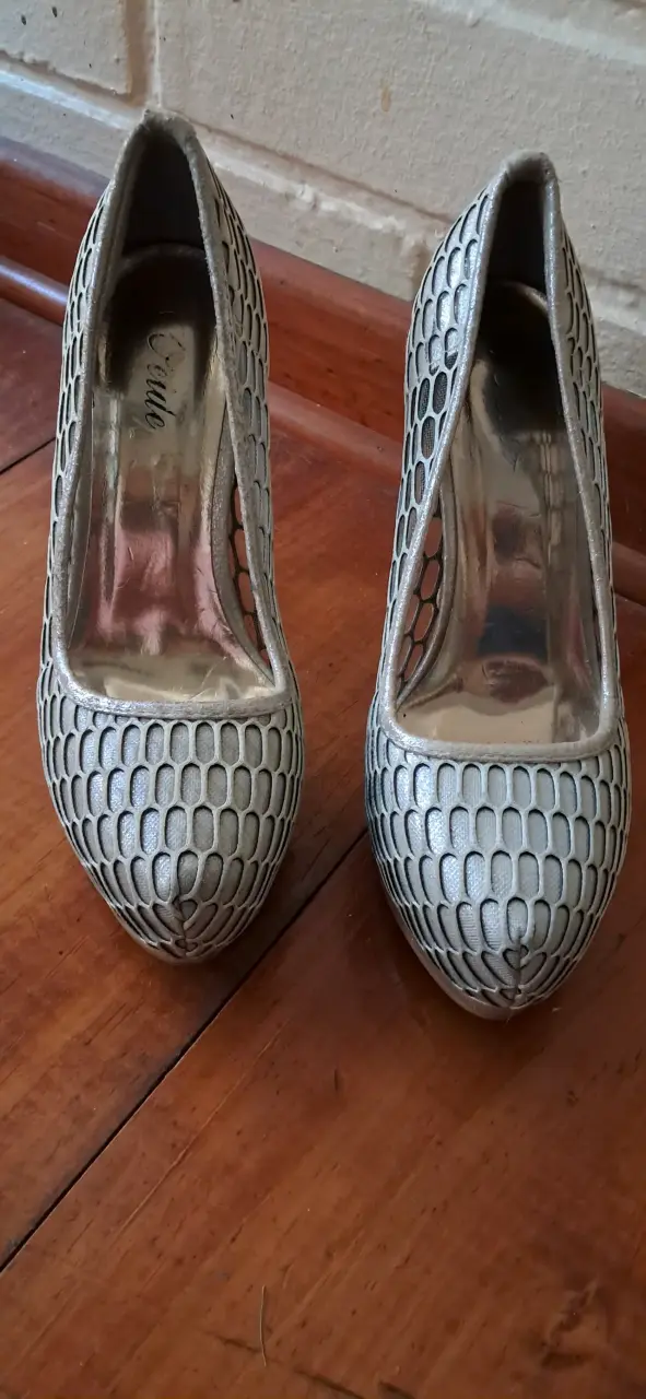 Tacones plateados con diseño - 3