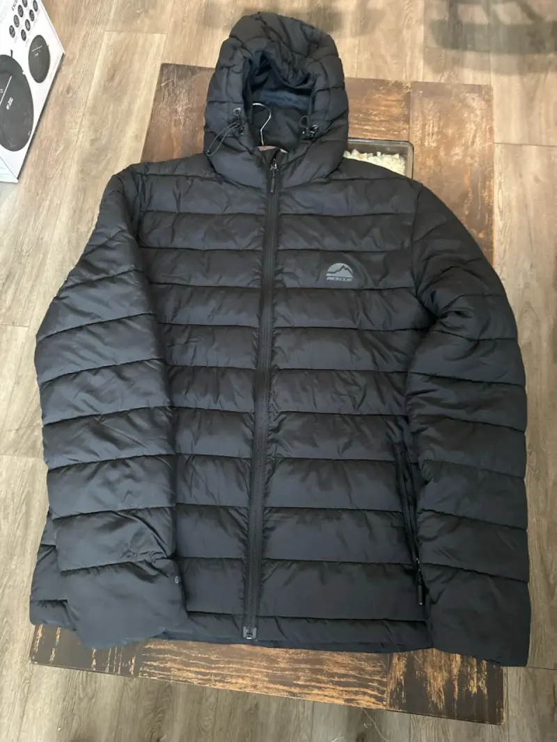 Chaqueta negra acolchada con capucha