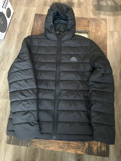 Chaqueta negra acolchada con capucha - miniatura 1
