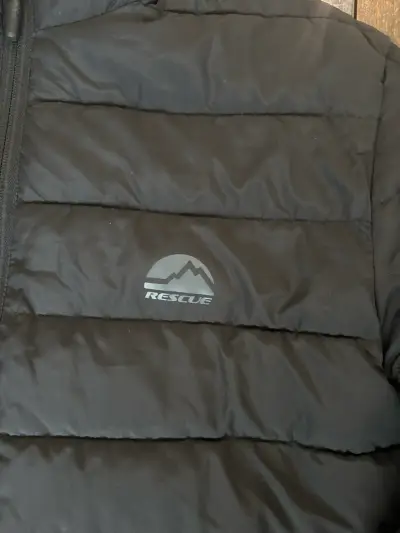 Chaqueta negra acolchada con capucha - miniatura 2