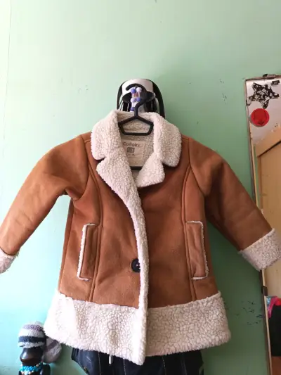 Abrigo infantil marrón con borrego - miniatura 1