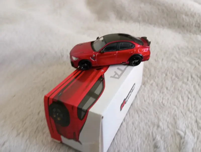 Auto a escala rojo modelo deportivo - 2