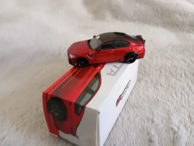 Auto a escala rojo modelo deportivo - miniatura 2