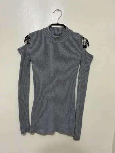 Polera gris cut-out hombros - miniatura 1