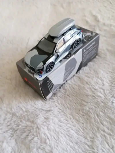 Auto a escala Audi gris - miniatura 1