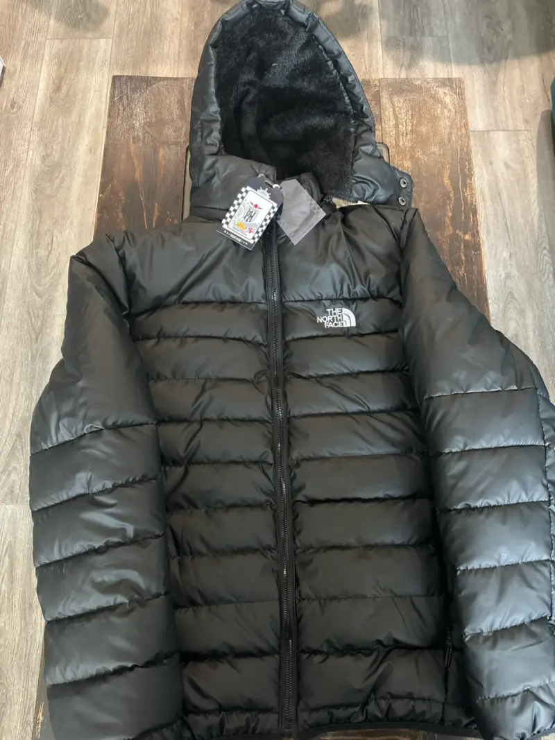 Chaqueta negra acolchada con capucha